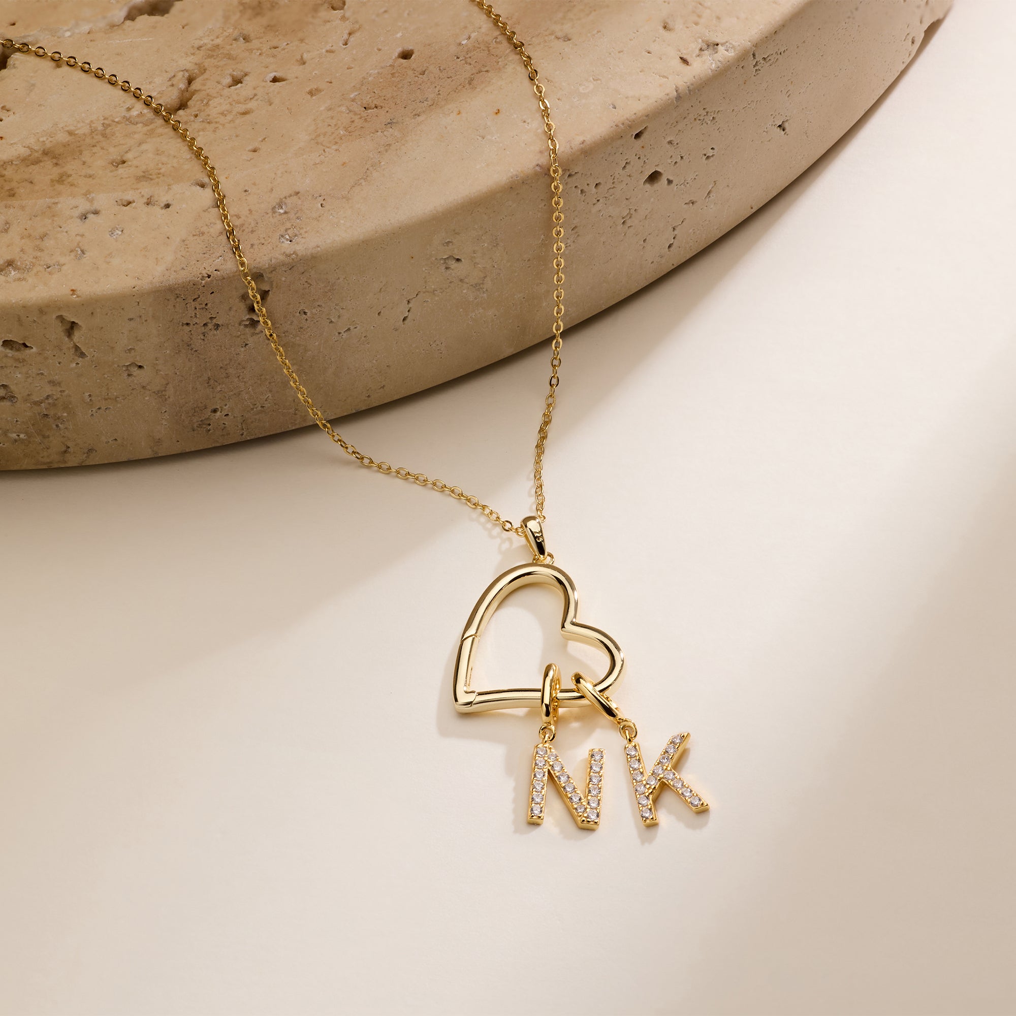 Initial Letter Necklace 18K Gold - Personalizowany naszyjnik z otwartym sercem i