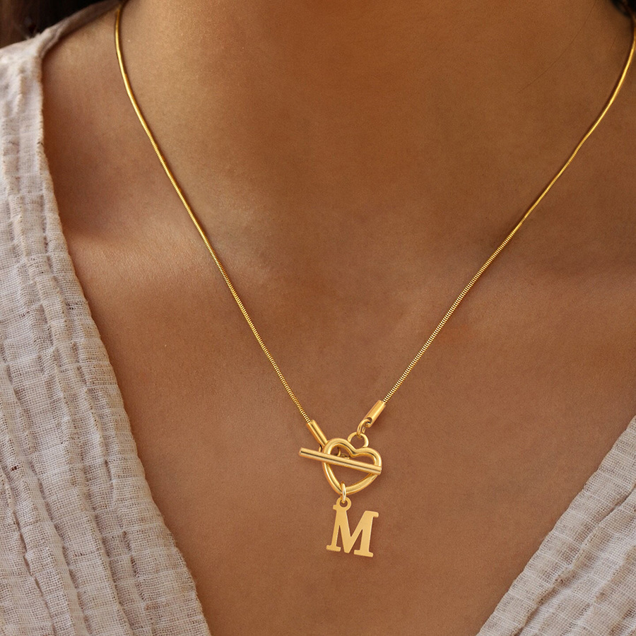Initial Letter Necklace 18K Gold - Modny naszyjnik z zawieszką w kształcie