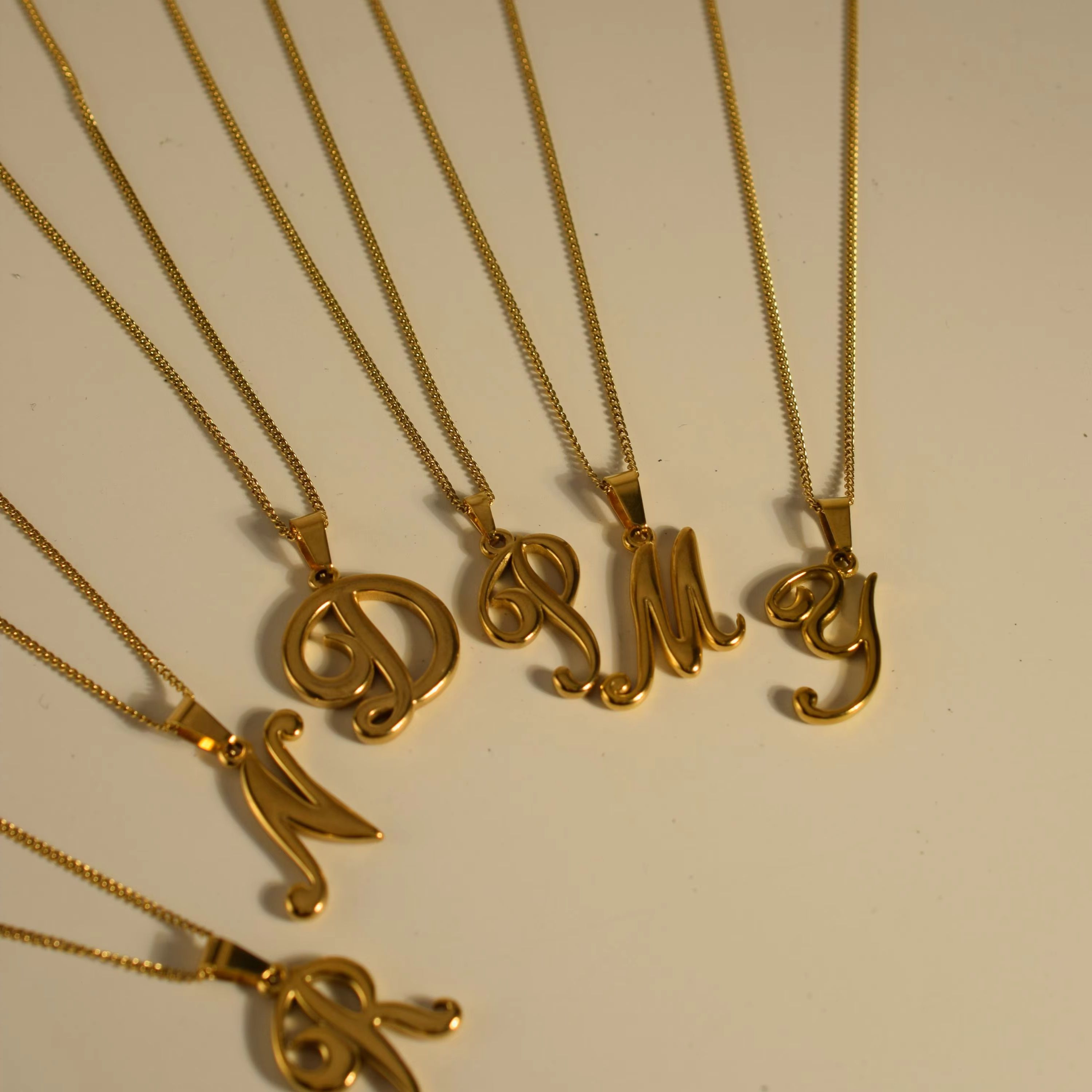 Złoty naszyjnik ze stali nierd – Initial Letter Necklace 18K Gold recenzja i cena