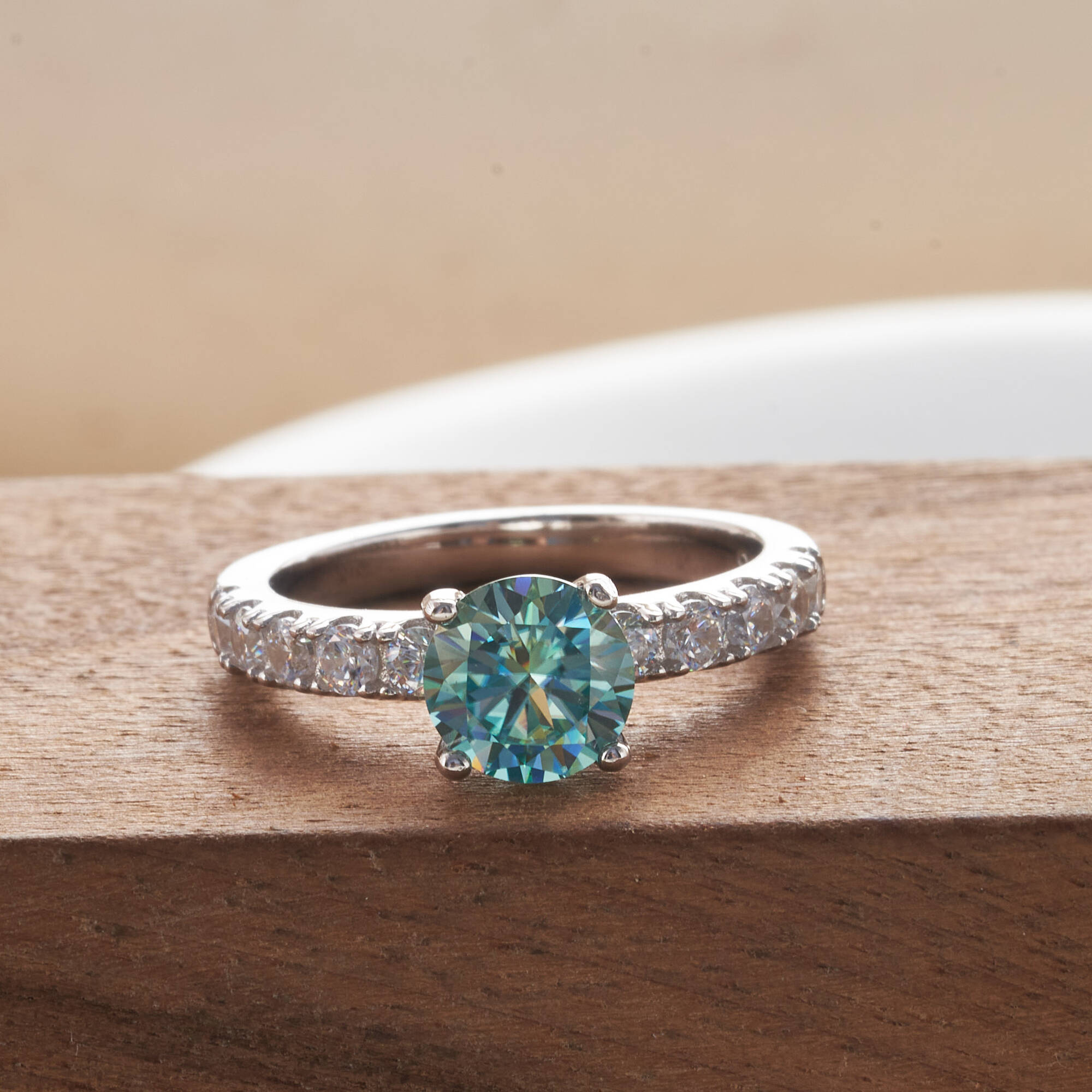 Klasyczny pierścionek z moissa – Moissanite Engagement Ring 1 Carat recenzja i cena