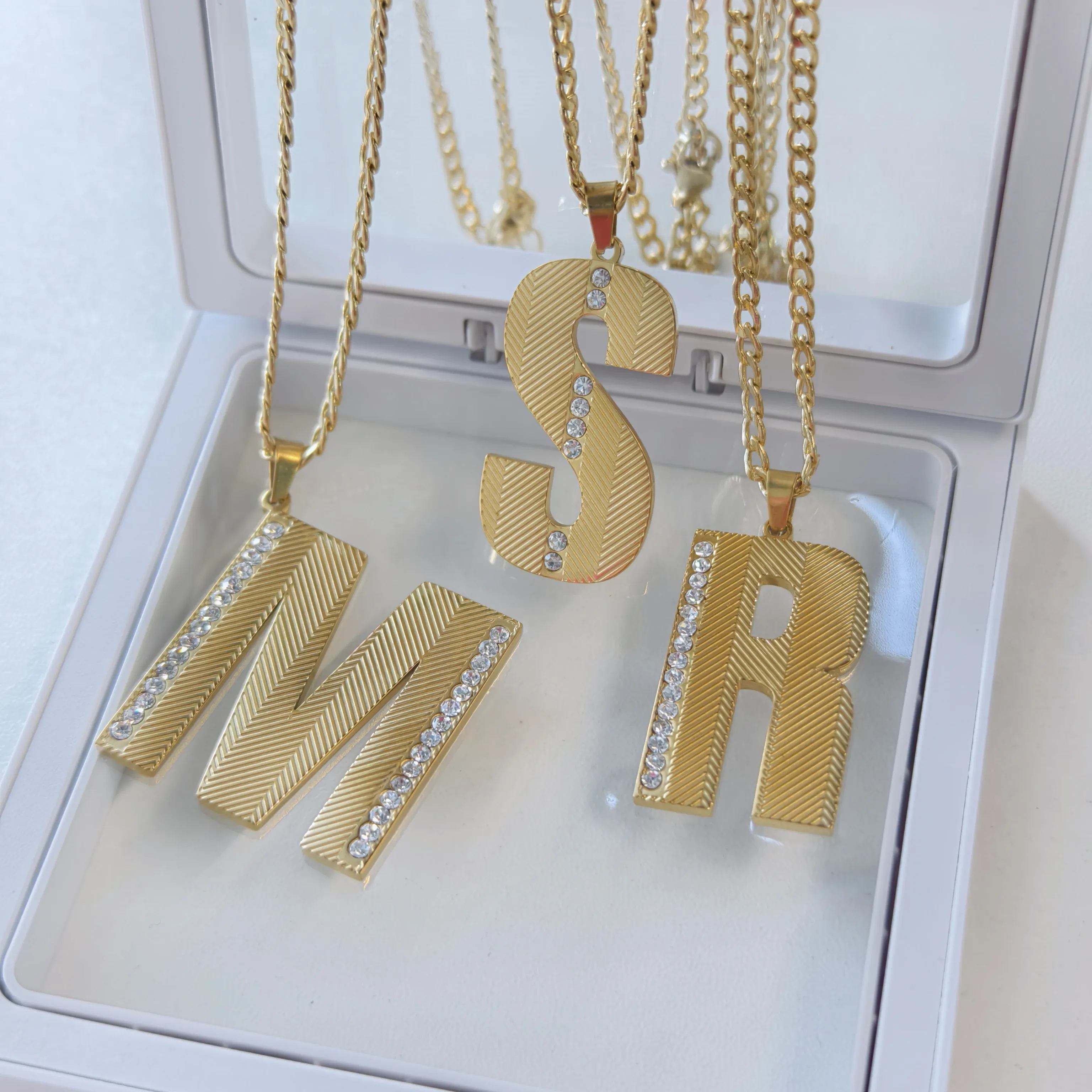 Naszyjnik Minimalistyczny z In – Initial Letter Necklace 18K Gold recenzja i cena